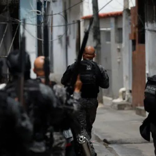 Operação no Rio contra facções criminosas registra 64 mortes. Entre os mortos no confronto estão policiais civis e do Bope.