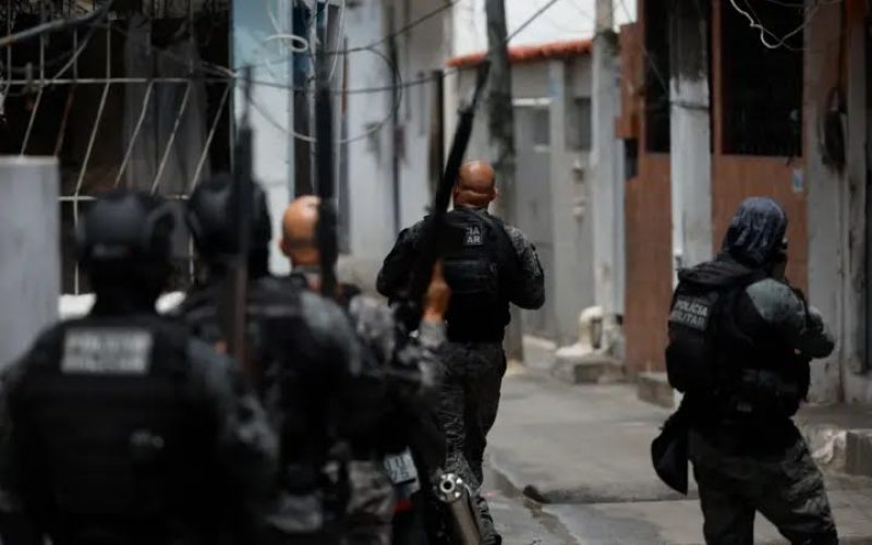 Operação no Rio contra facções criminosas registra 64 mortes. Entre os mortos no confronto estão policiais civis e do Bope.