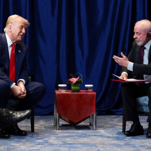Trump diz que reunião com Lula foi ‘muito boa’;  presidente brasileiro afirma que acordo deve ocorrer nas próximas semanas Presidente americano voltou a elogiar Lula um dia após reunião bilateral na Malásia que deu início às negociações comerciais entre os países. Trump também desejou parabéns a Lula, que completou 80 anos nesta segunda (27).