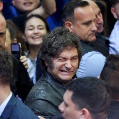 Partido de Milei obtém mais de 40% dos votos e vence eleições legislativas na Argentina. Partido do presidente argentino conquistou 64 das 127 cadeiras em disputa na Câmara e 13 das 24 no Senado, aumentando sua base no Congresso.