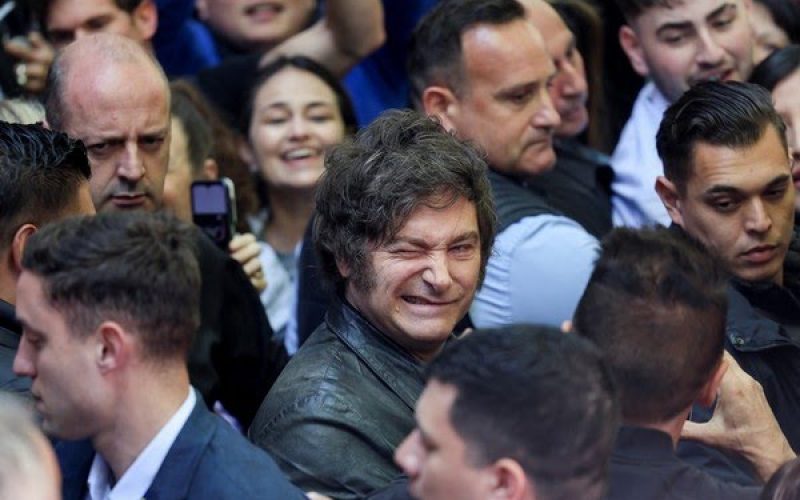 Partido de Milei obtém mais de 40% dos votos e vence eleições legislativas na Argentina. Partido do presidente argentino conquistou 64 das 127 cadeiras em disputa na Câmara e 13 das 24 no Senado, aumentando sua base no Congresso.