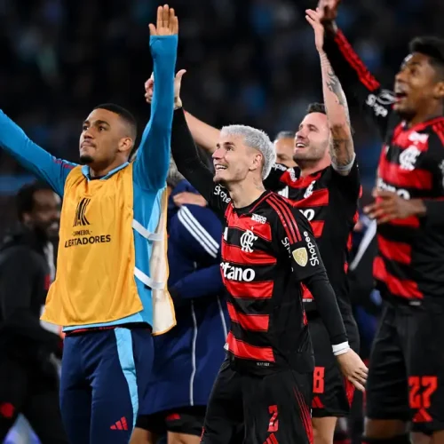 Flamengo mostra raça e garante presença na final da Libertadores. Rubro-Negro superou expulsão para segurar empate diante do Racing. Flamengo espera hoje conhecer o outro finalista entre Palmeiras X LDU que duelam hoje em SP