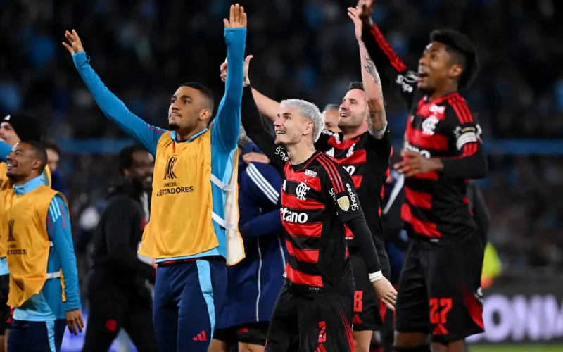 Flamengo mostra raça e garante presença na final da Libertadores. Rubro-Negro superou expulsão para segurar empate diante do Racing. Flamengo espera hoje conhecer o outro finalista entre Palmeiras X LDU que duelam hoje em SP