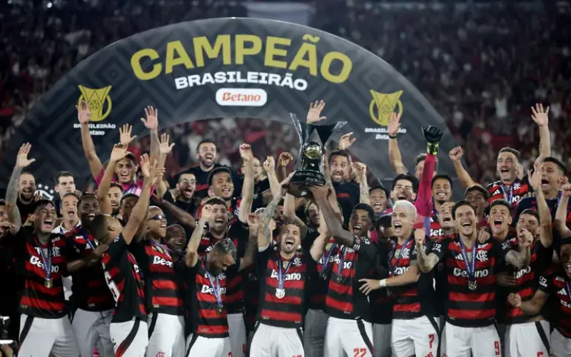 Flamengo derrota Ceará e coroa ano mágico com título Brasileiro. Atacante Samuel Lino marca gol da vitória em Maracanã lotado