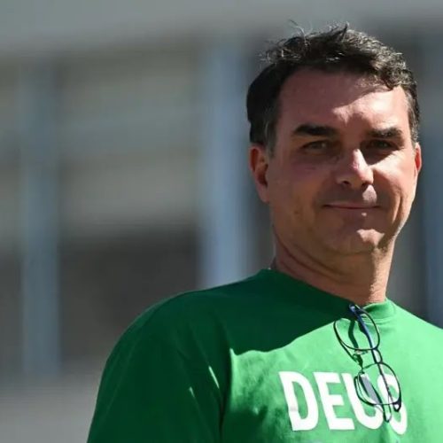 O senador Flávio Bolsonaro (PL-RJ) anunciou nesta sexta-feira (5/12) que foi escolhido por seu pai, o ex-presidente Jair Bolsonaro (PL), para disputar a Presidência da República na próxima eleição, em 2026.