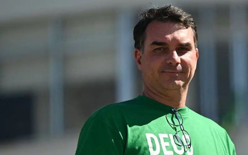 O senador Flávio Bolsonaro (PL-RJ) anunciou nesta sexta-feira (5/12) que foi escolhido por seu pai, o ex-presidente Jair Bolsonaro (PL), para disputar a Presidência da República na próxima eleição, em 2026.