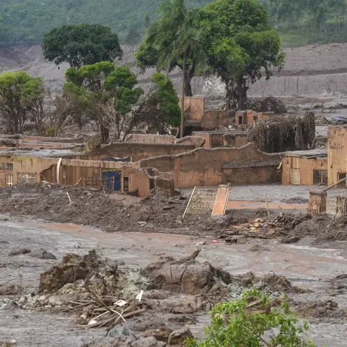 Desastre de Mariana completa 10 anos e moradores ainda buscam justiça