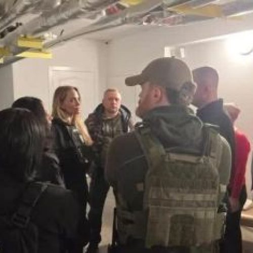 Angelina Jolie visita cidades na linha de frente da guerra na Ucrânia. Atriz se encontrou com profissionais de saúde, famílias e voluntários do país