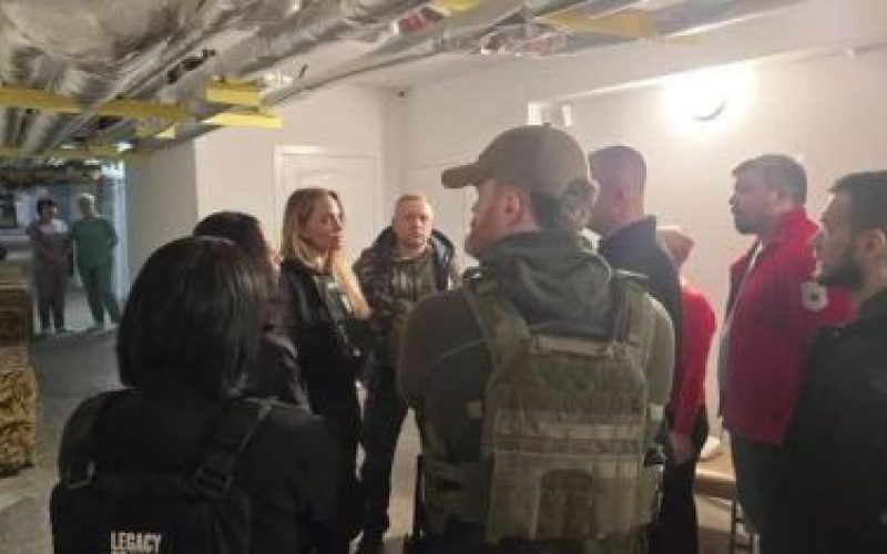 Angelina Jolie visita cidades na linha de frente da guerra na Ucrânia. Atriz se encontrou com profissionais de saúde, famílias e voluntários do país