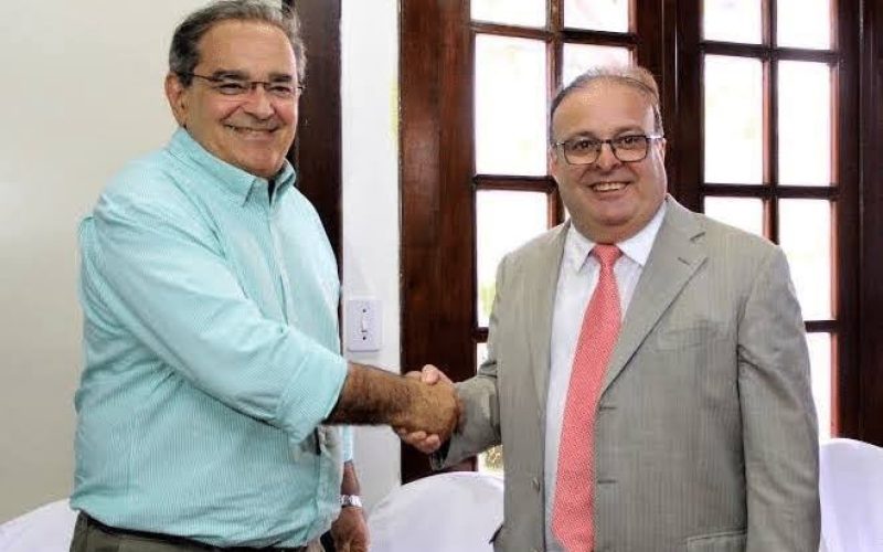 A PREFEITURA DEVIA PRIMEIRO PRESTAR CONTAS DE COMO GASTOU OS 400 MILHÕES EMPRESTADOS DA GESTAO ÁLVARO DIAS ANTES DE QUERER EMPRÉSTIMOS QUE PODEM CHEGAR A 800 MILHÕES. SER PREFEITO NA BASE DE EMPRÉSTIMOS É MUITO FÁCIL. VEREADORES DE NATAL FECHAM OS OLHOS POR RABO PRESO COM A PREFEITURA.