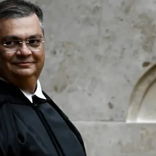 DINO RETIRA SIGILO E DETALHA OPERAÇÃO QUE MIROU ASSESSORA DE LIRA