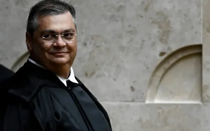 DINO RETIRA SIGILO E DETALHA OPERAÇÃO QUE MIROU ASSESSORA DE LIRA
