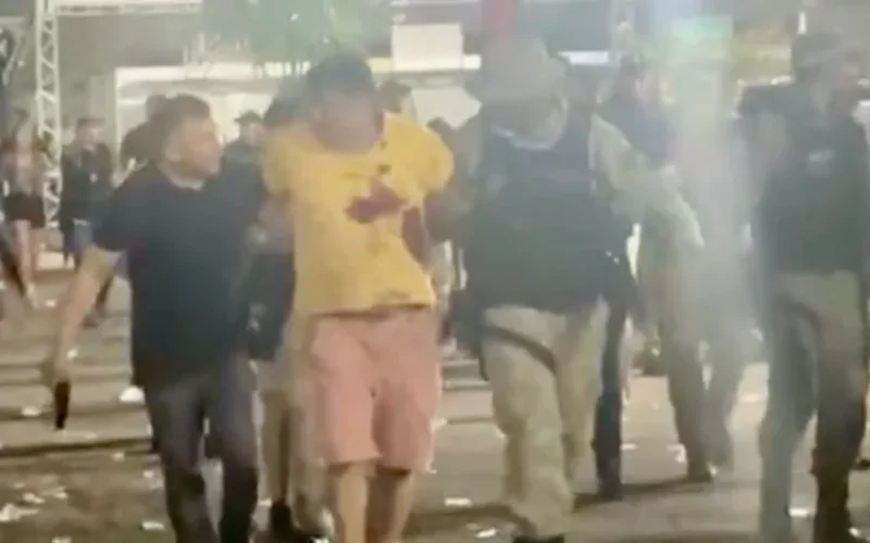TIROTEIO EM APODI -Homem morre e oito ficam feridos em tiroteio durante show na Femulti em Apodi. Guarda municipal de Mossoró foi preso em flagrante após disparar arma durante confusão na madrugada deste domingo 9