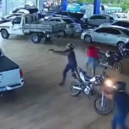 Muita bala em São Miguel: dono de posto de combustível é morto a tiros, policial reage e mata suspeito; uma terceira pessoa morreu.