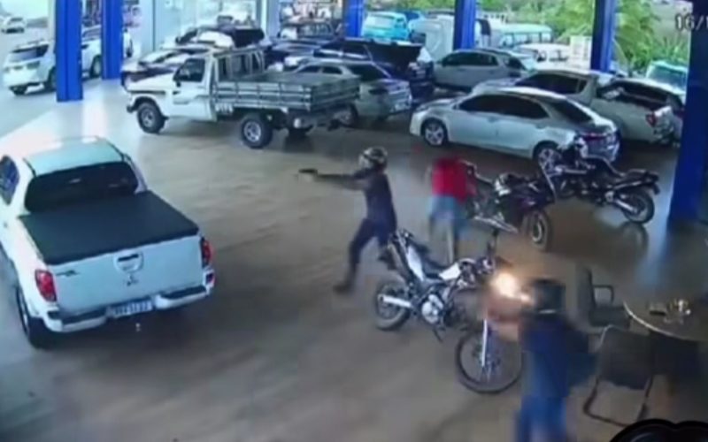 Muita bala em São Miguel: dono de posto de combustível é morto a tiros, policial reage e mata suspeito; uma terceira pessoa morreu.