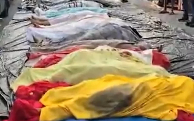 Moradores resgatam dezenas de corpos na mata e total de mortos em operação no Rio passa de 120. Autoridades afirmam que ainda não é possível garantir que todos os mortos resgatados hoje tenham relação com ação policial