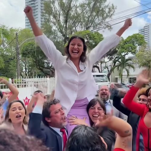 TERMINADA A SESSÃO DA CÂMARA MUNICIPAL DE HOJE, ACABOU O PRAZO PARA UMA EVENTUAL CASSAÇÃO DESCABIDA DA VEREADORA BRISA. A VEREADORA BRISA CONQUISTOU IMPORTANTE VITÓRIA CONTRA A PERSEGUIÇÃO E DEVERÁ AGUARDAR A ASSINATURA DO PRESIDENTE DA CÂMARA COM O ARQUIVAMENTO.