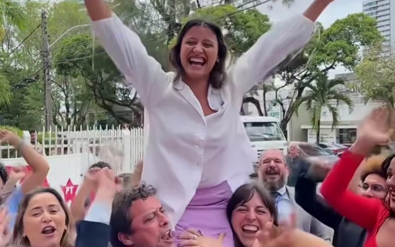 TERMINADA A SESSÃO DA CÂMARA MUNICIPAL DE HOJE, ACABOU O PRAZO PARA UMA EVENTUAL CASSAÇÃO DESCABIDA DA VEREADORA BRISA. A VEREADORA BRISA CONQUISTOU IMPORTANTE VITÓRIA CONTRA A PERSEGUIÇÃO E DEVERÁ AGUARDAR A ASSINATURA DO PRESIDENTE DA CÂMARA COM O ARQUIVAMENTO.