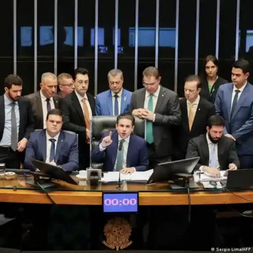 Câmara aprova PL que reduz tempo de prisão de Bolsonaro. PL da Dosimetria prevê redução das penas dos condenados pelos atos golpistas. Projeto surgiu como alternativa à proposta que pedia o perdão total das condenações.