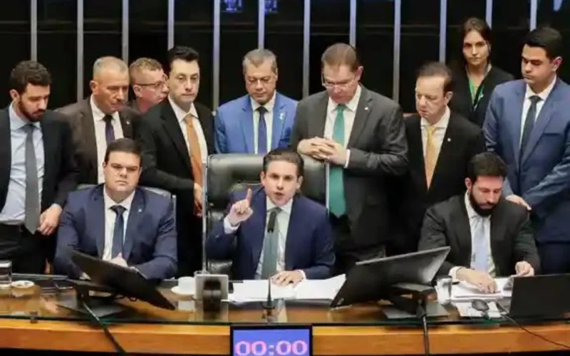 Câmara aprova PL que reduz tempo de prisão de Bolsonaro. PL da Dosimetria prevê redução das penas dos condenados pelos atos golpistas. Projeto surgiu como alternativa à proposta que pedia o perdão total das condenações.
