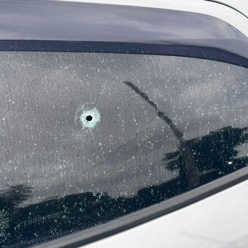 Marca de tiro em vidro de carro (arquivo). Foto: Kleber Teixeira/Inter TV Cabugi