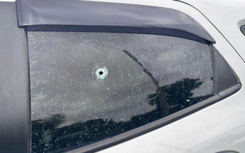 Marca de tiro em vidro de carro (arquivo). Foto: Kleber Teixeira/Inter TV Cabugi
