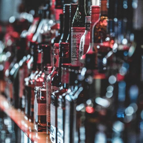 Adulteração de bebidas alcoólicas: advogado alerta para riscos à saúde e responsabilidade jurídica de empresas e fornecedores