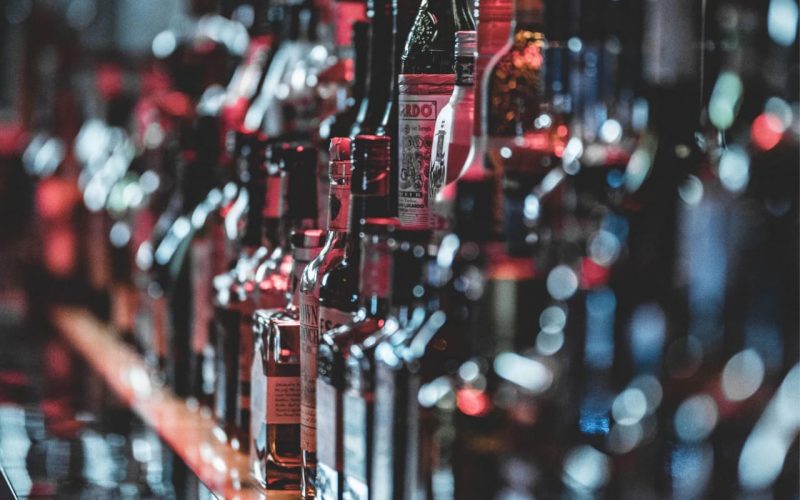 Adulteração de bebidas alcoólicas: advogado alerta para riscos à saúde e responsabilidade jurídica de empresas e fornecedores