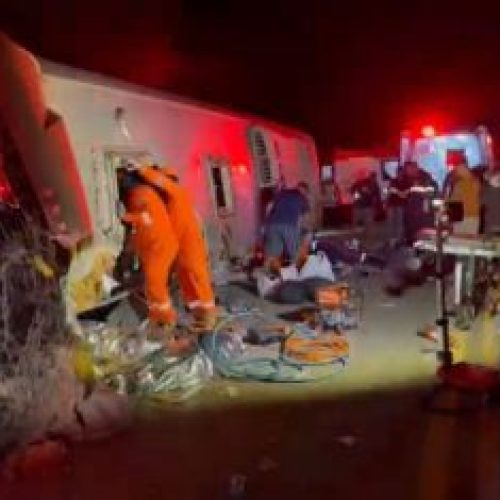 Acidente com ônibus em Pernambuco deixa ao menos 15 mortos Veículo perdeu o controle, invadiu pista contrária e tombou na rodovia