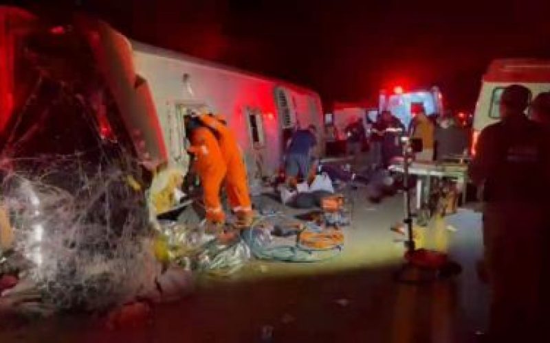 Acidente com ônibus em Pernambuco deixa ao menos 15 mortos Veículo perdeu o controle, invadiu pista contrária e tombou na rodovia