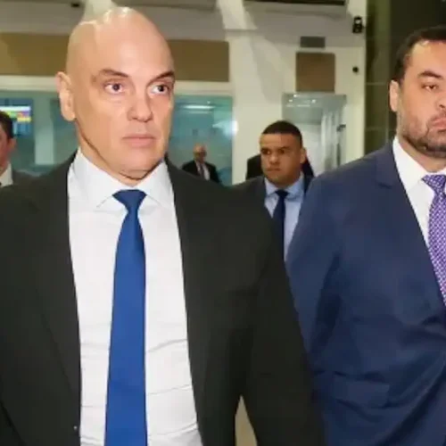 Castro e Moraes discutem operação e retomada de territórios no Rio. Ministro esteve no Rio e visitou Centro de Comando