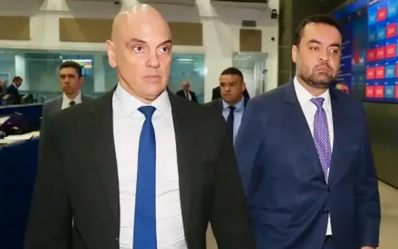 Castro e Moraes discutem operação e retomada de territórios no Rio. Ministro esteve no Rio e visitou Centro de Comando