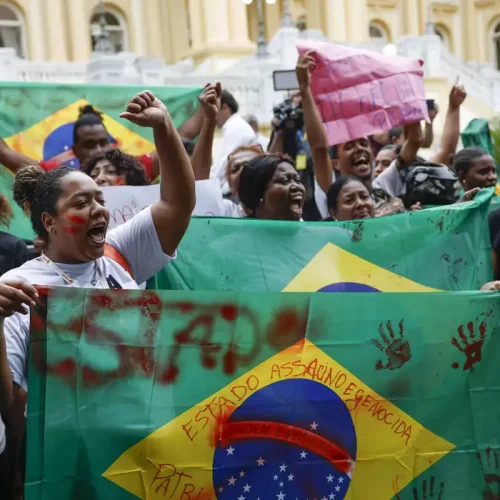 Moradores do Alemão e da Penha protestam contra mortes em operação Manifestantes culpam governador por mais de 100 mortos no Rio