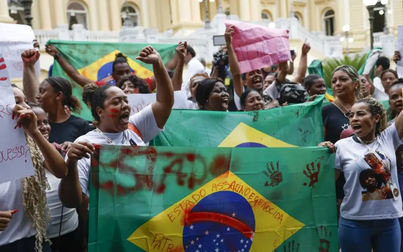 Moradores do Alemão e da Penha protestam contra mortes em operação Manifestantes culpam governador por mais de 100 mortos no Rio