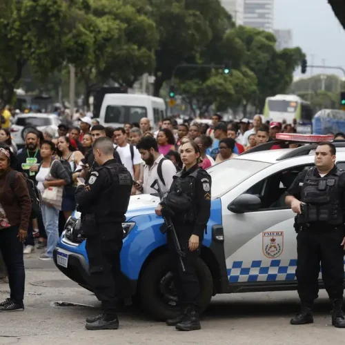 Ação no RJ é cortina de fumaça e expõe população, dizem especialistas. Operação gerou grande impacto na capital fluminense