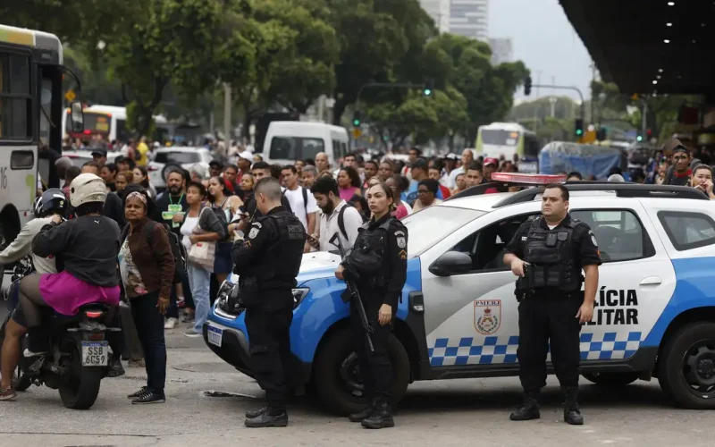 Ação no RJ é cortina de fumaça e expõe população, dizem especialistas. Operação gerou grande impacto na capital fluminense