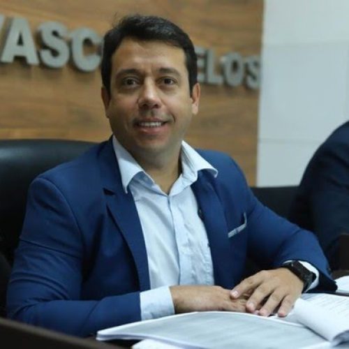 Presidente da Câmara de Ipojuca repassou R$ 12 milhões em emendas para a própria associação, diz delegado. Investigação apura suposto desvio de R$ 27 milhões em emendas parlamentares. Flávio do Cartório (PSD) foi preso suspeito de lavagem de dinheiro.