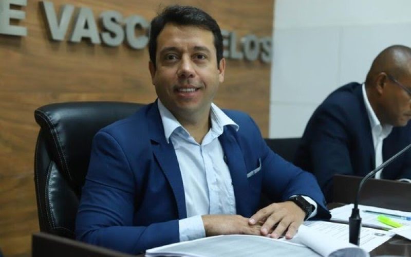 Presidente da Câmara de Ipojuca repassou R$ 12 milhões em emendas para a própria associação, diz delegado. Investigação apura suposto desvio de R$ 27 milhões em emendas parlamentares. Flávio do Cartório (PSD) foi preso suspeito de lavagem de dinheiro.