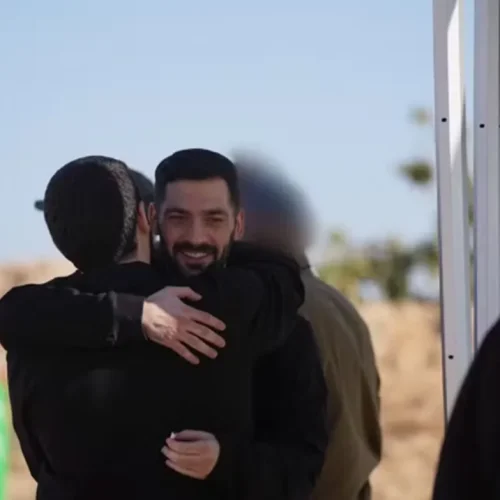Hamas liberta reféns que estavam em Gaza para troca com palestinos