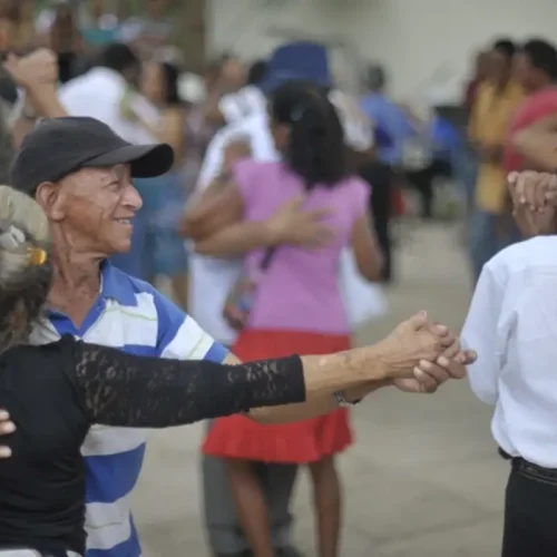 Expectativa de vida no país sobe para 76,6 anos, a maior já registrada. Dados do IBGE indicam que mortalidade infantil volta a cair