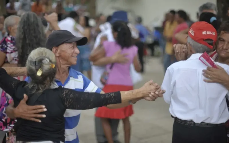 Expectativa de vida no país sobe para 76,6 anos, a maior já registrada. Dados do IBGE indicam que mortalidade infantil volta a cair