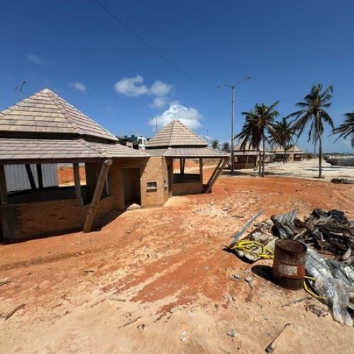 Tapumes, areia e espera: como a obra da Praia do Meio, em Natal, virou dor de cabeça para comerciantes e banhistas