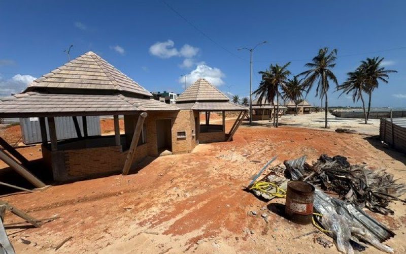 Tapumes, areia e espera: como a obra da Praia do Meio, em Natal, virou dor de cabeça para comerciantes e banhistas