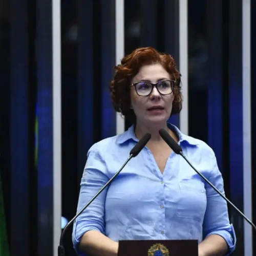 Zambelli renuncia mandato e Hugo Motta convoca suplente. Presidente da Câmara divulgou nota no início da tarde deste domingo (14); Adilson Barroso (PL-SP) assumirá vaga da deputada