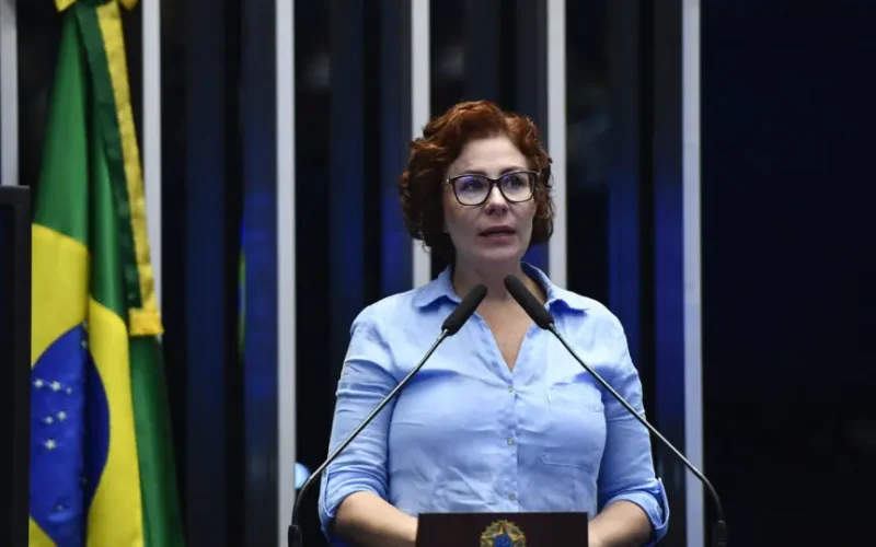 Zambelli renuncia mandato e Hugo Motta convoca suplente. Presidente da Câmara divulgou nota no início da tarde deste domingo (14); Adilson Barroso (PL-SP) assumirá vaga da deputada